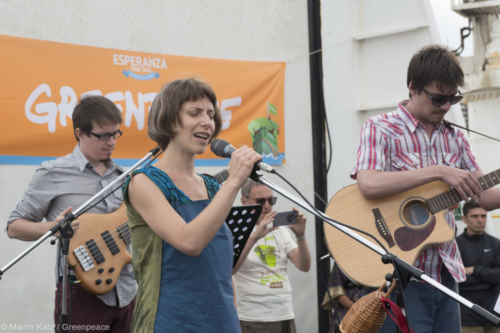Elena Roger cantó en el barco de Greenpeace en Mar del Plata, Stanich Luma Presente.