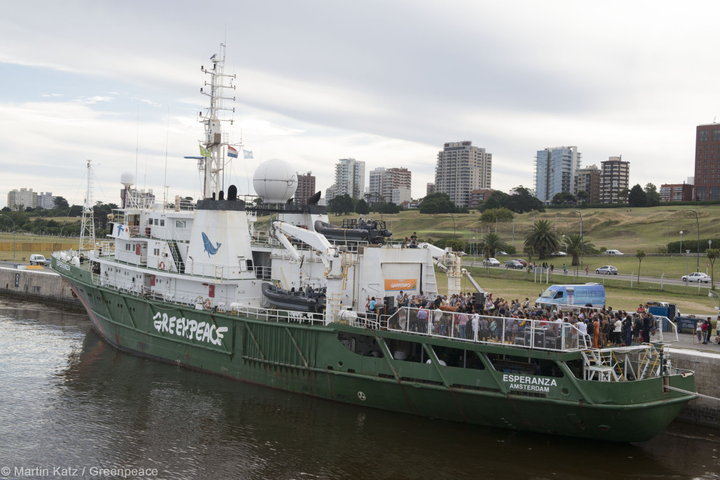 Elena Roger cantó en el barco de Greenpeace en Mar del Plata, Stanich Luma Presente.