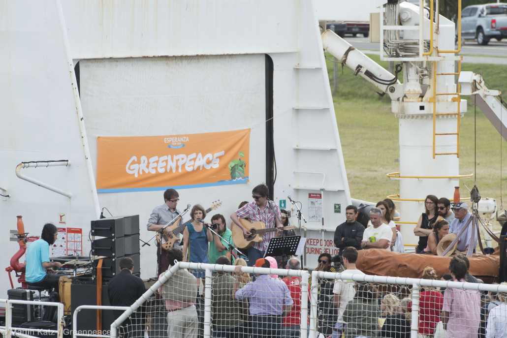 Elena Roger cantó en el barco de Greenpeace en Mar del Plata, Stanich Luma Presente.