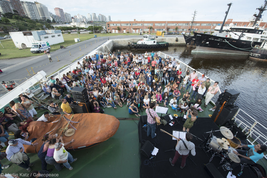 Elena Roger cantó en el barco de Greenpeace en Mar del Plata, Stanich Luma Presente.