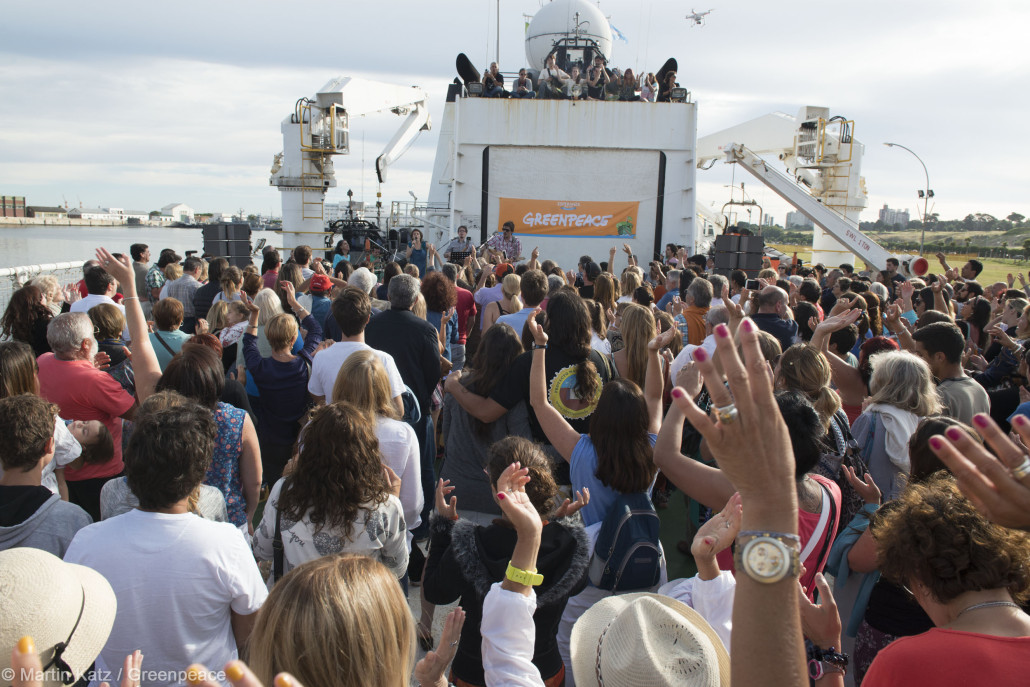 Elena Roger cantó en el barco de Greenpeace en Mar del Plata, Stanich Luma Presente.